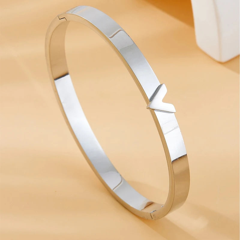 Fashionable Simple Design Letter V Decorative Stainless Steel Ring