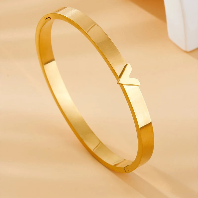 Fashionable Simple Design Letter V Decorative Stainless Steel Ring